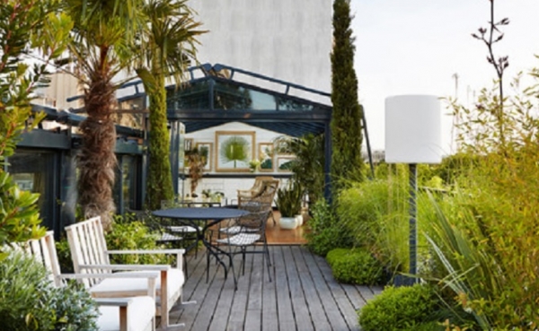 Taman kota dengan teras atap dan tanaman gantung